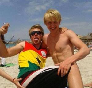 18 blonde naked beach - Nobody in this picture is naked : r/confusingperspective