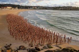 australia topless beach - Thousands go nude on Bondi Beach to raise awareness for skin cancer 'time  bombs' | SBS News