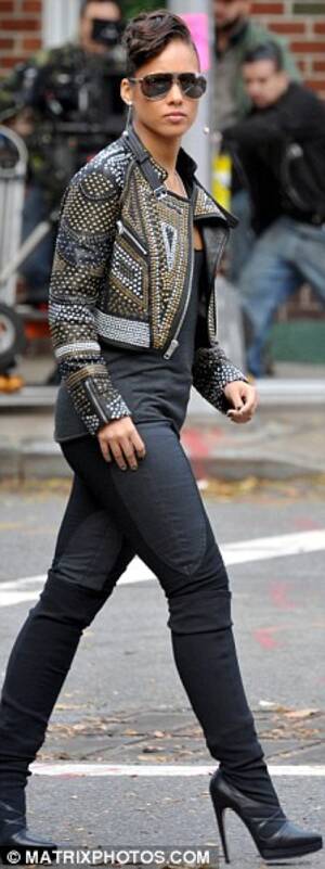 Alicia Keys Xxx Porn - Alicia Keys shuns sex appeal for 'safety first' approach while filming pop  video in New York | Daily Mail Online