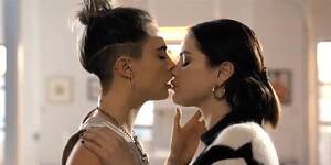 Myly Cris Selena Gomez Lesbian Porn - Cara Delevingne Says Kissing Selena Gomez in 'Only Murders' Was 'Fun'