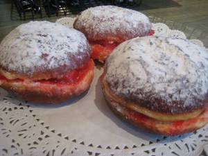 Chicago Polish Porn - From Cafe Selmarie in Chicago, Fresh strawberry & custard paczki. Find this  Pin and more on Polish Food Porn ...