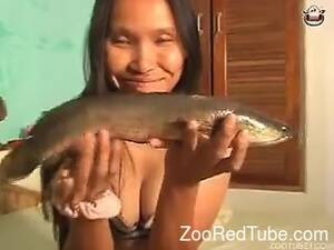 Asian Fish Porn - Proud South Asian MILF fucks herself with a fish