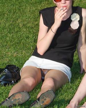 candid sitting upskirt pantyhose - 