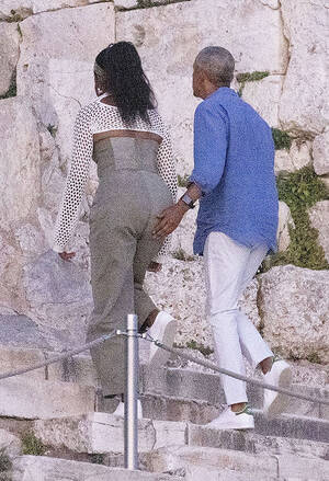 Michelle Obama Butt Fucking - Barack Obama Pats Michelle's Butt Amid Vacation In Greece: Photo â€“  Hollywood Life