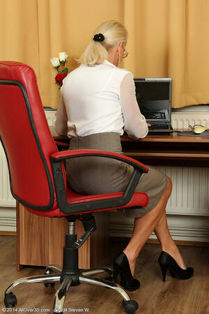 47 Year Old Pussy Porn - Blond 47 year mature Inez from AllOver30 showcasing off her clean-shaved  pussy - All Over 30