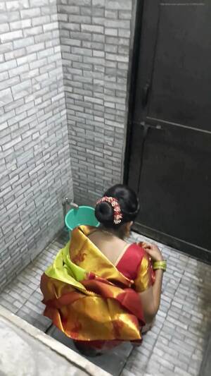 indian voyeur toilet spy cam - Indian toilet spy 9 - video 2 - ThisVid.com em inglÃªs