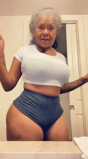 Black Grandma Ass Porn - Ebony hood granny claps her big ass - ThisVid.com