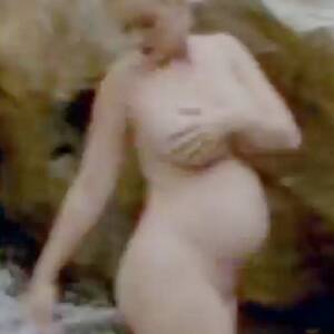Katy Perry Nude Porn - Katy Perry Gets Naked to Show Off Baby Bump in 'Daisies' Music Video