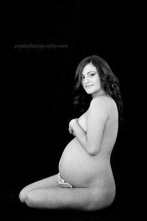 9 months pregnant nude black - Beautiful 9 month pregnant woman