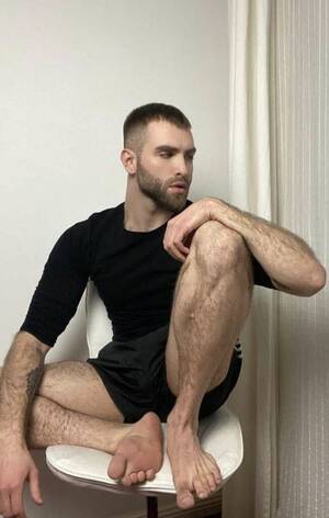 Men Legs Porn - Bearded nikitamoure shows off his hairy legs and bare feet - Male Feet Blog