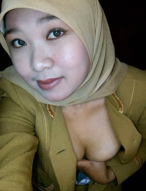 Beautiful Indonesian Girl Porn - European Nude Girl at Publick Shopping Mall