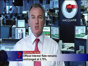 news - GUY WATCHING PORN IN BACKGROUND - Channel 7 News