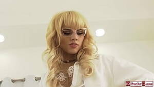 19 year old shemale big cock - The debut of a 19-year-old shemale with a huge cock - XNXX.COM