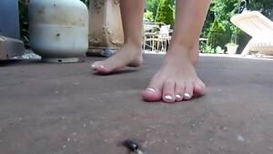 Crush Barefoot - Barefoot bug crush - ThisVid.com