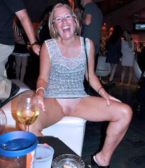 Accidental Pussy Party - Accidental Flashes of Women - 69 porn photos