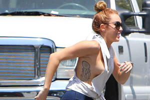 Miley Cyrus Flashes Tits Uncensored - mature â€“ NYDtv.net