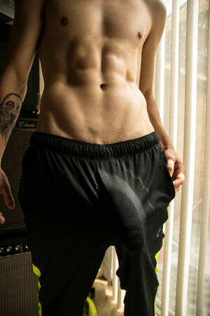 hard cock in sweatpants - Monster Sweatpants Bulge â‹† Dickshots.com - Gay amateur dick pics.