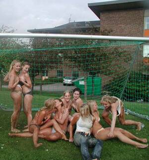 amateur group outdoor teen - A big group of girls playing outside Porn Pic - EPORNER