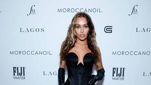 Miley Cyrus Nude Porn Captions - Miley Cyrus Posted Photos of Herself Posing Topless In Just Jeans