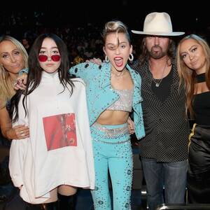Miley Cyrus Billy Ray Cyrus Have Sex - Miley Cyrus' Family Feud: Breaking Down Drama With Miley, Billy Ray, Tish,  and Noah