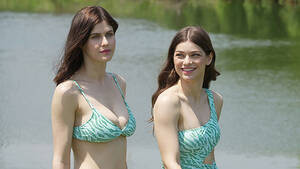 Alex Daddario Porn - Alexandra Daddario Rocks An Aerie Swimsuit With Sister: Photos â€“ Hollywood  Life