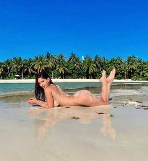caribe nude beach - El explosivo topless de la exnovia de Neymar hace arder Instagram