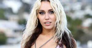 miley cyrus sex tape lesbian - Miley Cyrus jokes about bisexuality in viral photo with Demi Lovato