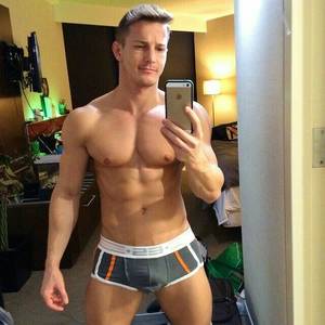 Moving Muscle Porn - Hung And Uncut Darius Ferdynand Showing Off