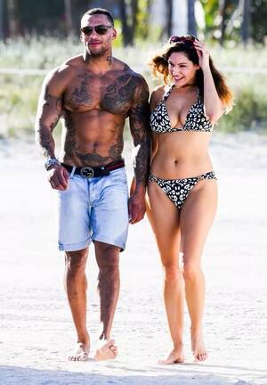 Kelly Brook Pussy - Kelly Brook nude photo leak: Intimate pictures of model lying on bed hit  the Internet in hacking scandal - Mirror Online