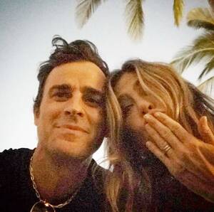 Jennifer Aniston Blowjob - Courteney Cox Liked A Tweet About Brad Pitt And Jennifer Aniston Being In  Love