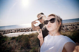 beach shaved couples - House sitting