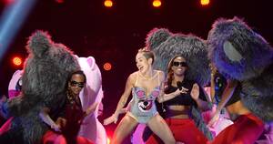 Miley Cyrus Christmas Porn - Critics Roundup: What Everyone Said About Miley Cyrus's VMA Performance
