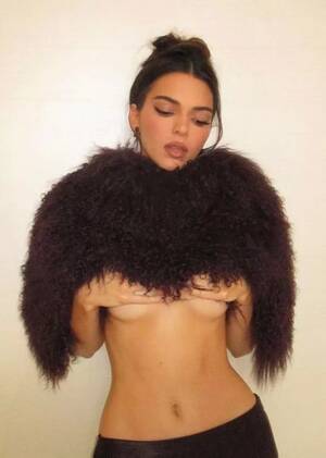 Kendall Jenner Nude Lesbian - Kendall Jenner 'breaks internet' as she strips down to show off under-boob  - Daily Star