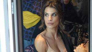 Elisabetta Canalis Playboy - Elisabetta Canalis vola in Spagna: nel primo giorno sul set posa in  reggiseno nude e micro shorts