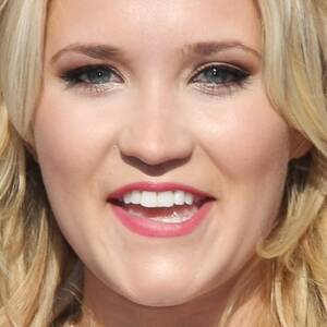 Emily Osment Porn Captions - Emily Osment's Makeup Photos & Products | Steal Her Style