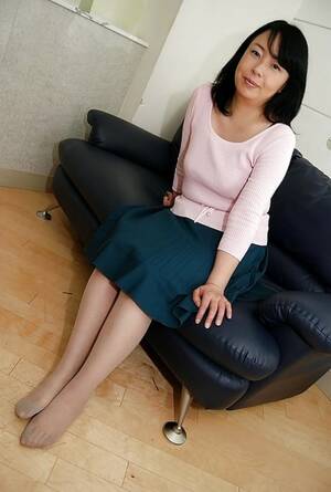 mature japanese undressing - Japanese MILF Porn Pics & Naked Photos - ShemalePlus.com