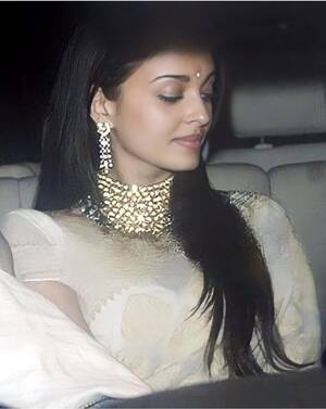 Aishwarya Rai Sexy Ass - Aishwarya Rai's candid pic from some years ago (clicked by a pap while she  was in her car) : r/BollyBlindsNGossip