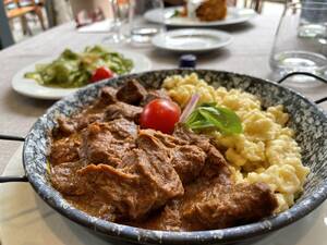 Einge%c3%b6lt - Hungarian beef stew with egg dumplings (MarhapÃ¶rkÃ¶lt nokedlivel) :  r/FoodPorn