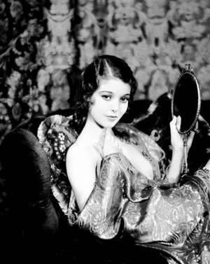 Leila Swan Sexy Legs - Loretta Young (January 6, 1913 â€“ August 12, 2000) was a child actress, she  had a film career from 1917 to 1953. She won the 1948 best actress Academy  Award ...