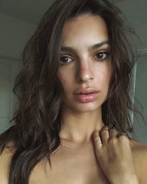 emily ratajkowski - Emily Ratajkowski. She is attractive, yes, but there's something I find so  annoying about her face and I can't pinpoint it. DAE feel the same? :  r/VindictaRateCelebs