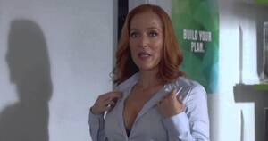 Gillian Anderson Sex - Sex Education : l'actrice Gillian Anderson donne une leÃ§on trÃ¨s coquine aux  fans de la sÃ©rie Netflix