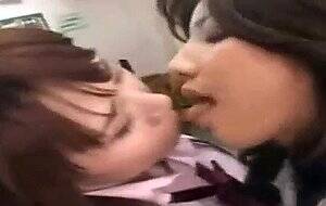 asian lesbian schoolgirls kissing - Una clase de colegialas lesbianas asiÃ¡ticas besÃ¡ndose - SEXTVX.COM