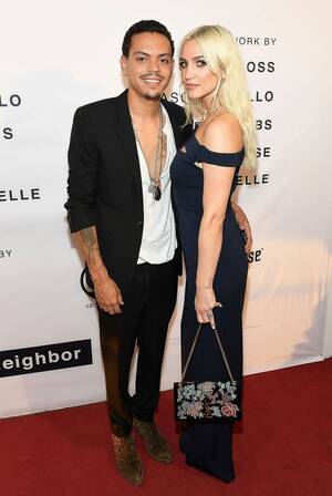 Ashlee Simpson Porn - Ashlee Simpson Stuns, Piles on the PDA With Husband Evan Ross at Art Event  | Entertainment Tonight