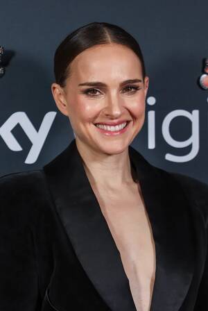Natalie Portman Pee Porn - Drew Barrymore, Natalie Portman Joke About On-Screen Nudity | HuffPost UK  Entertainment