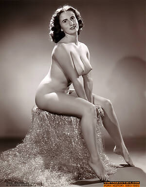 1940s Vintage Porn Big Tits - This ebony slut, with huge tits, smiles and - XXX Dessert - Picture 9