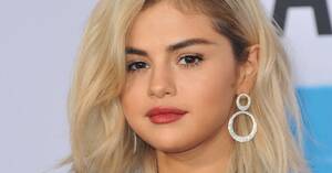 Big Ass Lesbian Selena Gomez - Selena Gomez Stuns Sipping Cocktail In Plunging Strapless Dress - Sqandal