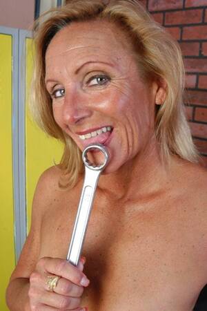 Mature Insertion Porn - Mature Insertion Porn Pics & Naked Photos - PornPics.com