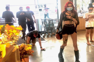 Dog Collar Leash Bondage Forced Lesbian Porn - BDSM in Public? Woman Puts Guy on Dog Leash While Going to The Mall, Sparks  Online Debate | India.com