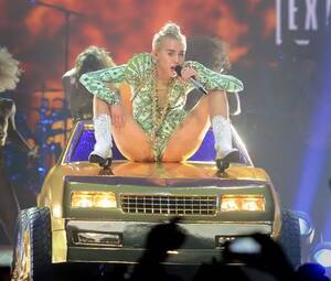 Big Boobs Porn Miley Cyrus - Miley Cyrus 'wants to play Dolly Parton boobs and all in new movie' - Irish  Mirror Online