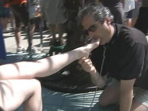 foot lick public - Man licks women feet in public | xHamster